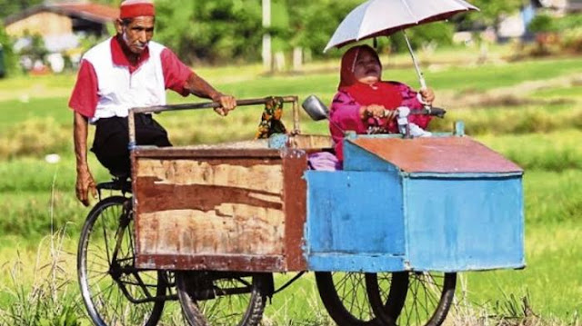 Meski Tubuhku Kerdil, Aku Siap Jadi Mata Kakakku yang Tunanetra Demi Sesuap Nasi