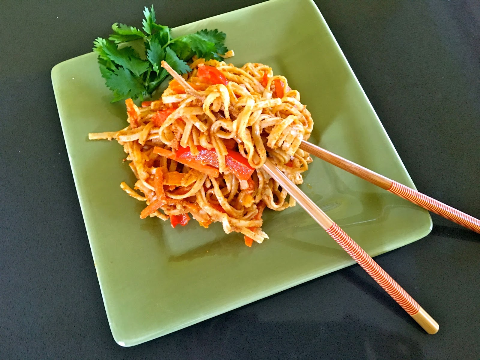 Quick'n'Healthy Spicy Soba Noodles w/ Almondbutter Sriracha Sauce