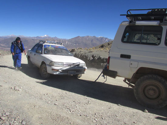 Auf der Fahrt gestern von Esmoraca nach Tupiza betätigten wir uns auch als gute Samariter, ein Taxi kam den Berg nicht mehr rauf und da halfen wir doch gerne aus. Übrigens ist ganz Bolivien empört über die "Entführung" Evos Präsidentenmaschine durch die US Administration.