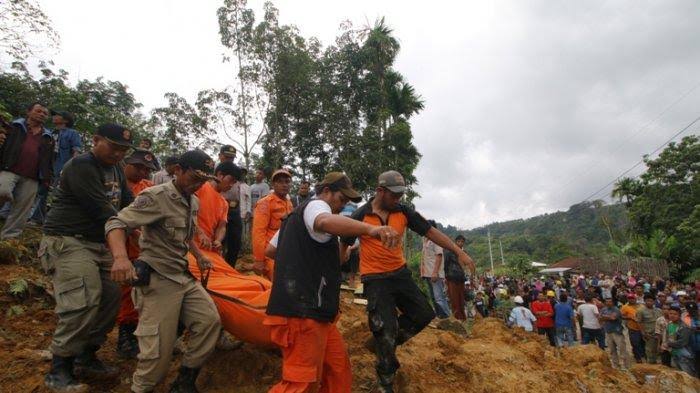 Petugas gabungan mengevakuasi jenazah korban longsor di Tobasa. Petugas gabungan mengevakuasi jenazah korban longsor di Tobasa.