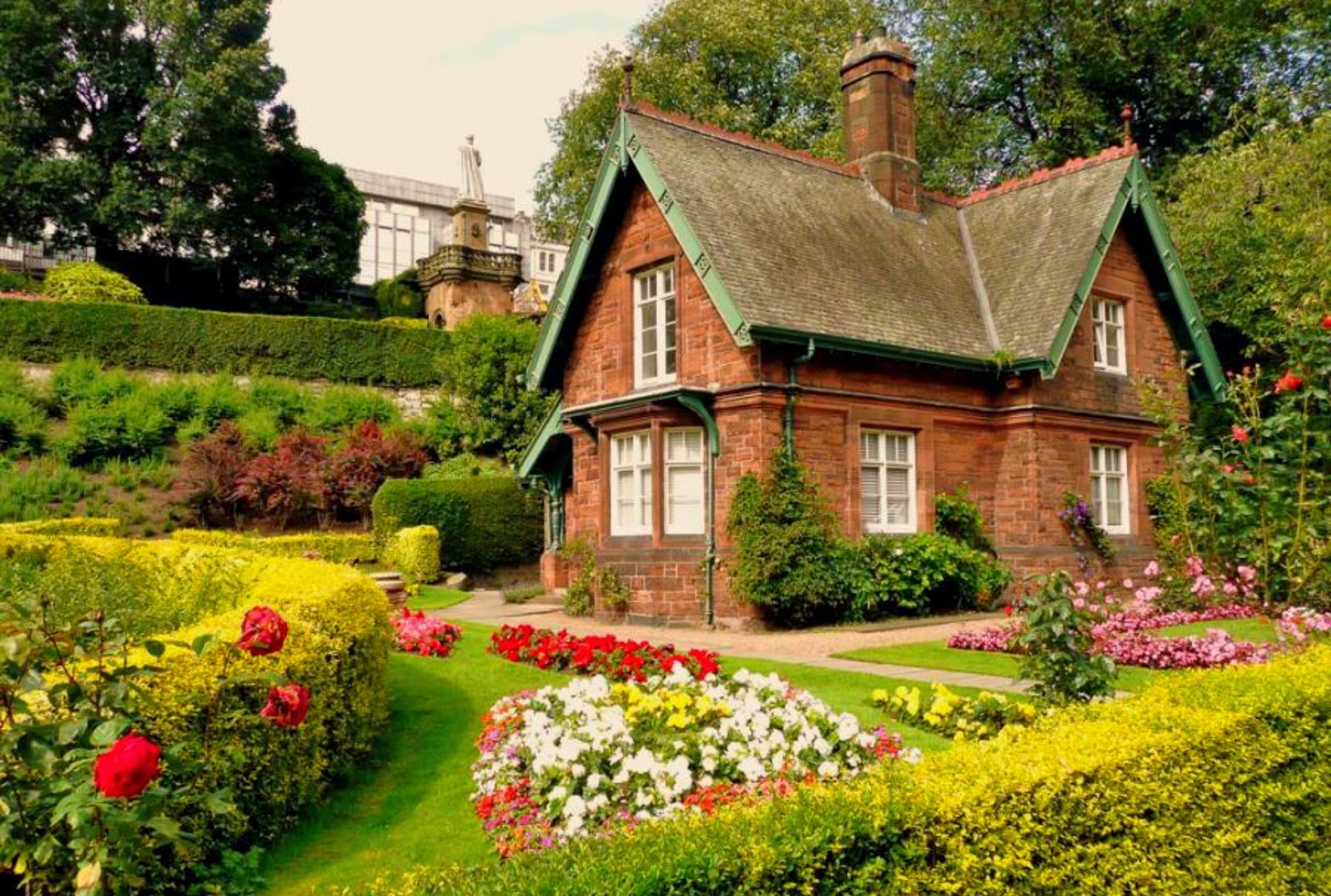 Luxury houses, villas and hotels: Beautiful Houses with Beautiful Gardens