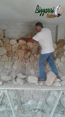 Bizzarri ajudando na execução de um revestimento de pedra moledo na parede de uma adega em residência em Itatiba-SP. 09 de dezembro de 2016.