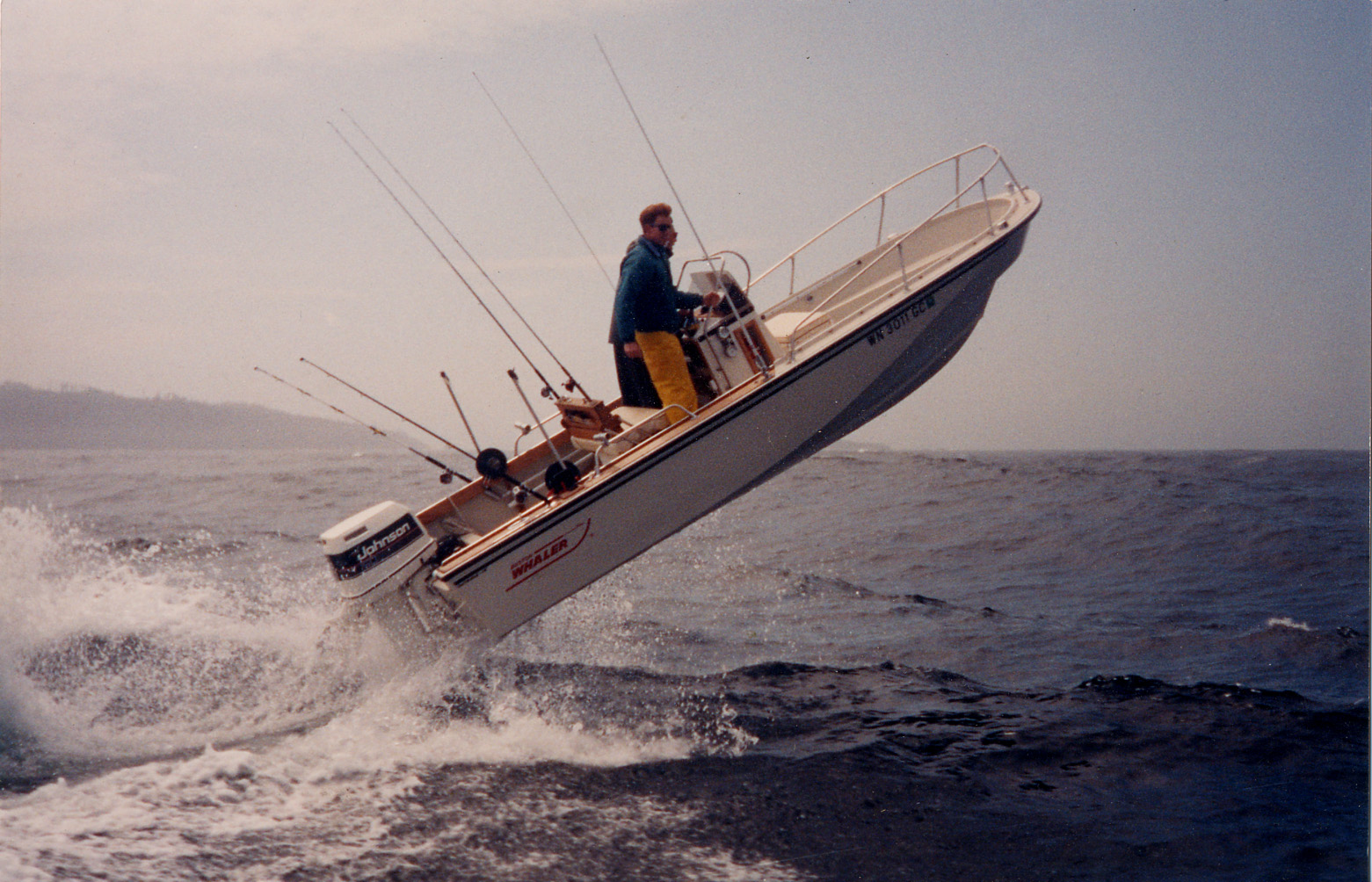 Рыбак на моторной лодке