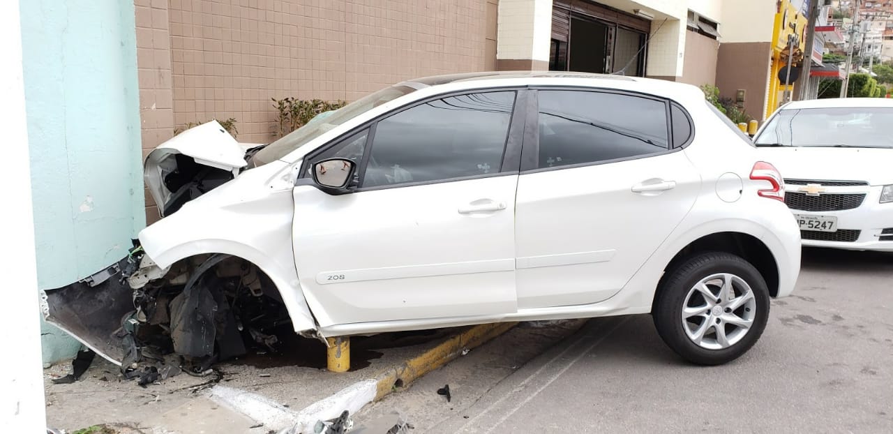 Condutor perde controle de veículo e colide na Igreja Universal em Jacobina