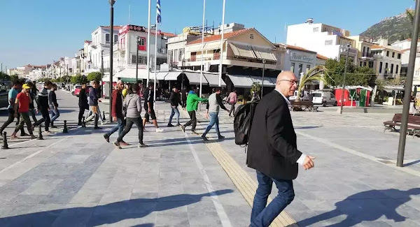 «Go now»: Δήμαρχος της Σάμου διώχνει μετανάστες από την πλατεία - Βίντεο «Go now»: Δήμαρχος της Σάμου διώχνει μετανάστες από την πλατεία - Βίντεο