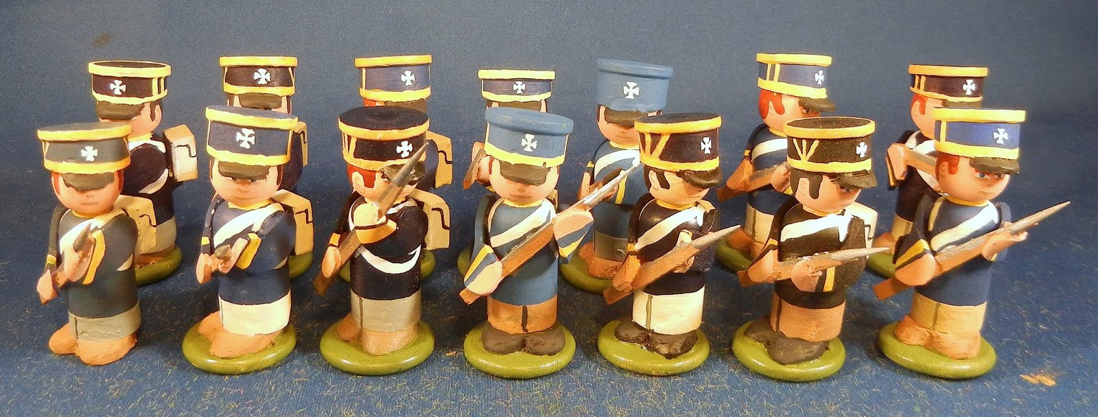 My toy soldier is very nice. Солдатики из дерева. Деревянный солдатик игрушка. Деревянные солдаты игрушки. Деревянные фигурки солдатиков.