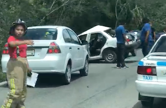 Taxi choca y deja cinco heridos en carretera Cancún-Leona Vicario (Video)