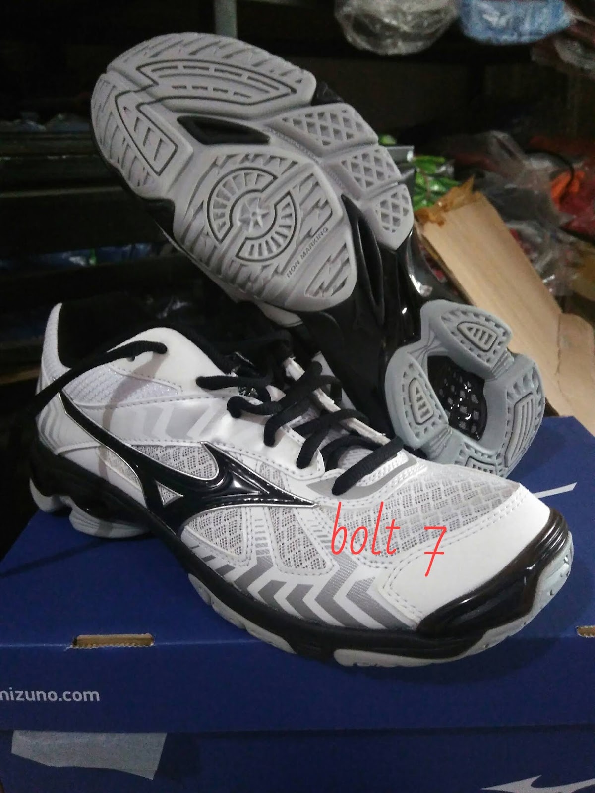 sepatu mizuno bolt 1