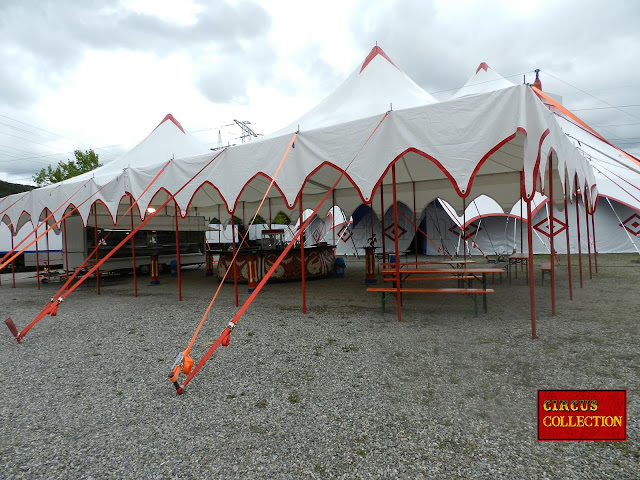 Le tente d'entrée et le coin restauration du cirque cirque Louis Knie junior 