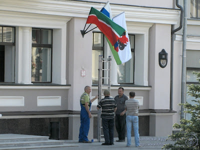 Рабочие вешают флаги на стену Казанской Мэрии
