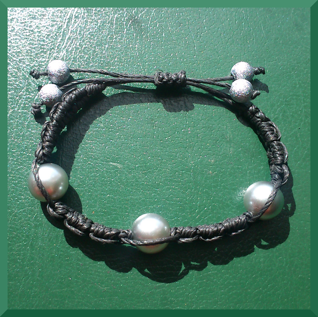 pulsera macrame negra cuentas gris y cierre ajustable
