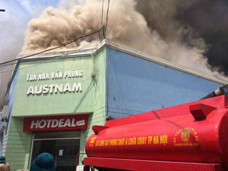 Chay kho hang tren duong Truong Chinh, nhieu tai san bi thieu rui - Anh 4