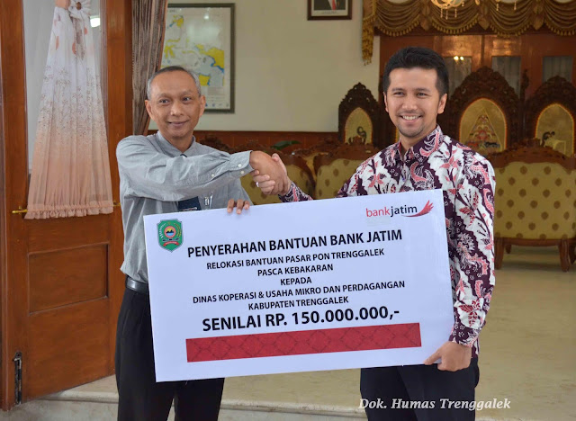 Bank Jatim Serahkan Bantuan Kebakaran Pasar Pon