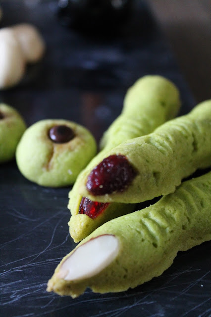 spooky eyes cookies, eyeball cookies, finger cookies, witch finger cookies, halloween party cookies,jack o lantern cocookies,decorated cookies, best decorated cookies, fall cookies, Halloween cookies, green tea cookies, green finger cookies