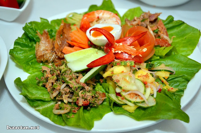 A combination of the ulam, Nasi kerabu, and deep fried fish