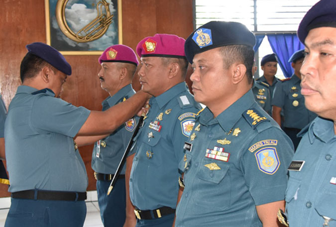 Tiga Pimpinan Lantamal Ambon Diganti Ambon, Malukupost.com - Komandan Pangkalan Utama TNI Angkatan Laut (Lantamal) IX Ambon, Laksamana Pertama TNI Nur Singgih Prihartono memimpin serah terima jabatan (Sertijab) tiga pimpinan tinggi di jajaran kesatuan tersebut. Siaran pers Dinas Penerangan (Dispen) Lantamal Ambon yang diterima media ini, Rabu (8/3), mengatakan, tiga pimpinan Lantamal Ambon yang diganti adalah Wakil Komandan (Wadan) dari Kolonel Mar. Joko Supriyanto kepada Kolonel Mar. Imam Sopingi.