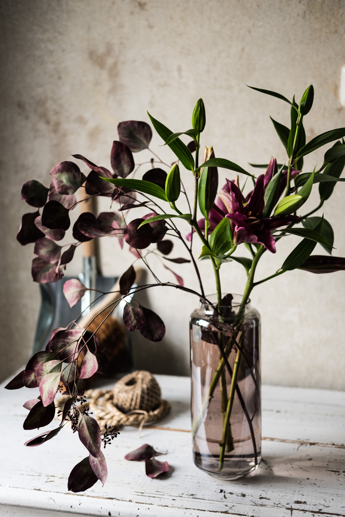 Floristik | fuchsiafarbene Lilien und roter Eukalyptus by fim.works Lifestyle Blog