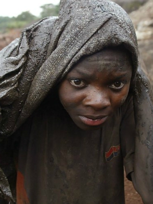 Lihatlah Derita Para Penambang Ini yang Bertaruh Nyawa Demi Dapatkan Bahan Baku Ponsel Lihatlah Derita Para Penambang Ini yang Bertaruh Nyawa Demi Dapatkan Bahan Baku Ponsel