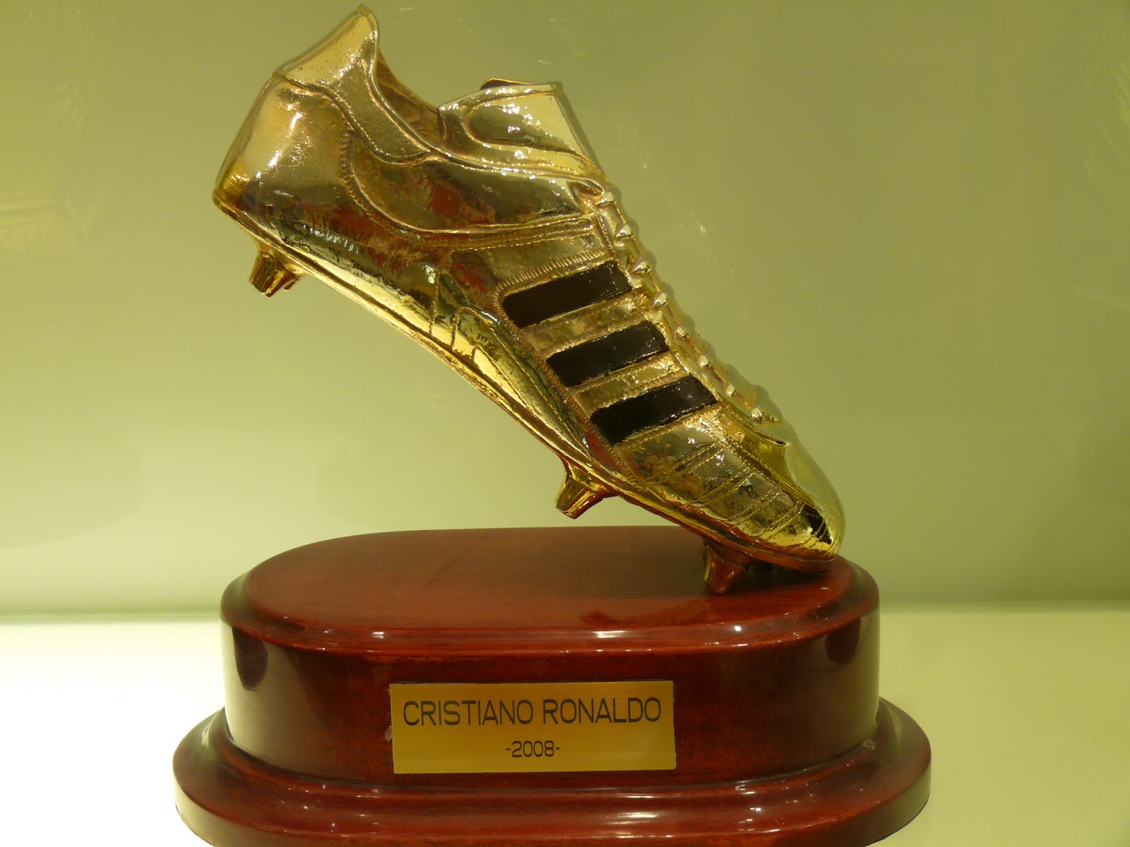 золотой бутсы 2022. харрикейн золотая бутса. левандовски золотая бутса. золотая бутса 2023. золотой бутсы 2023 уефа.