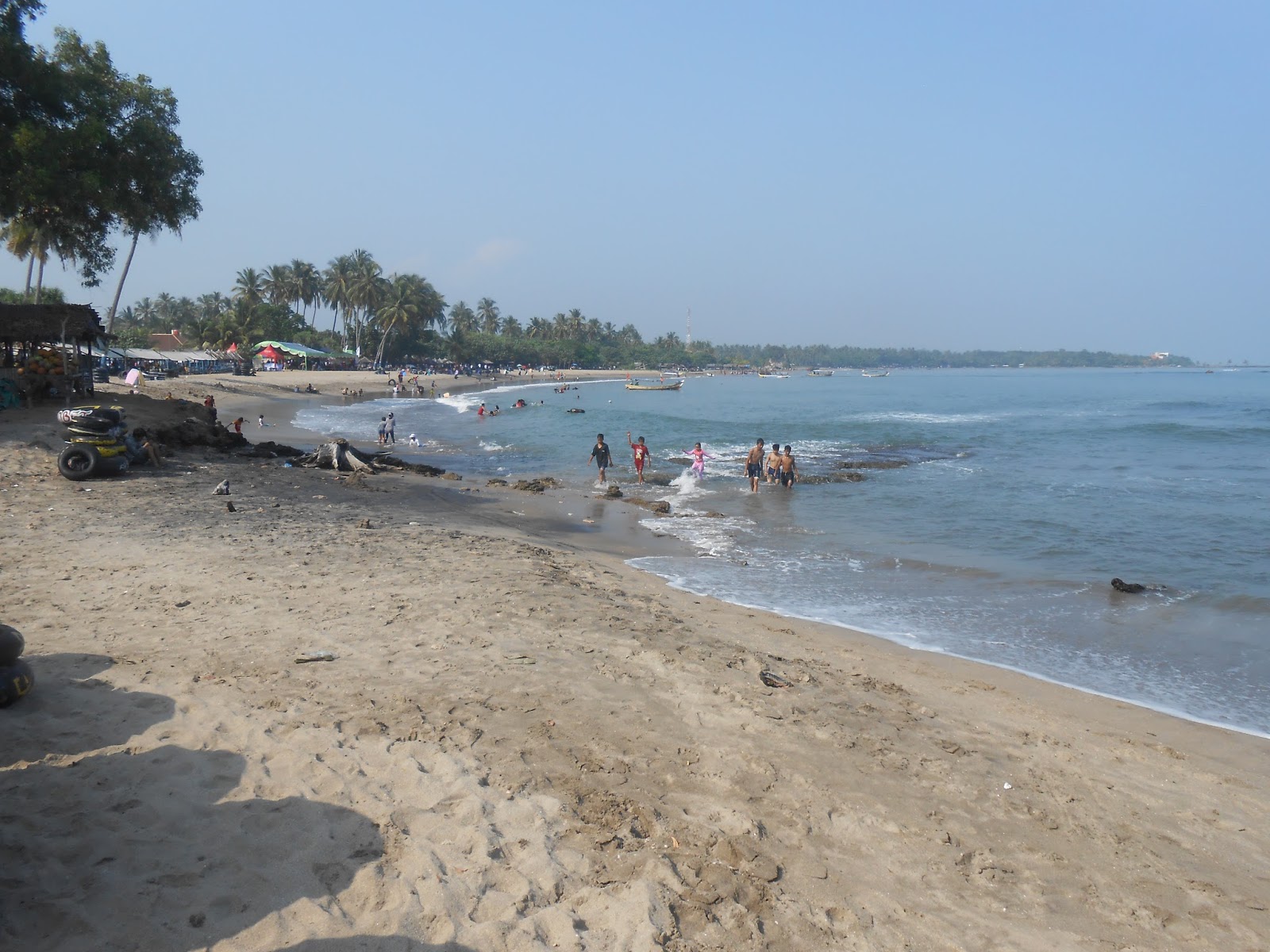 Wisata Pantai Pasir Putih Anyer Mulai Diserbu Pengunjung