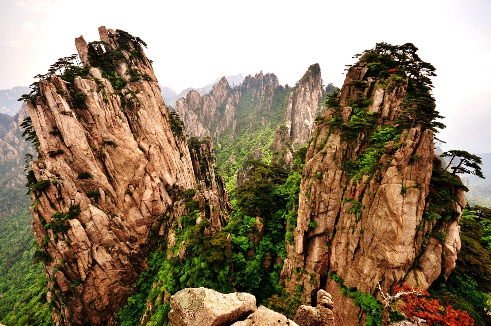 Основные горы китая. Горы Хуаншань, Китай. Желтые горы Хуаншань. Хуаншань сосны. Лестница горы Хуаншань.