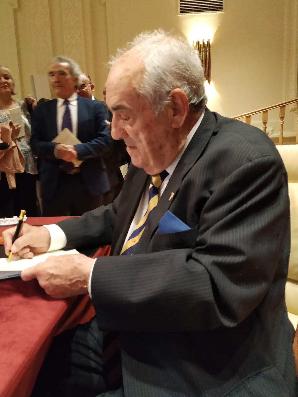 LA MIRADA ACTUAL Alfredo Gómez Gil, autor del libro de poemas