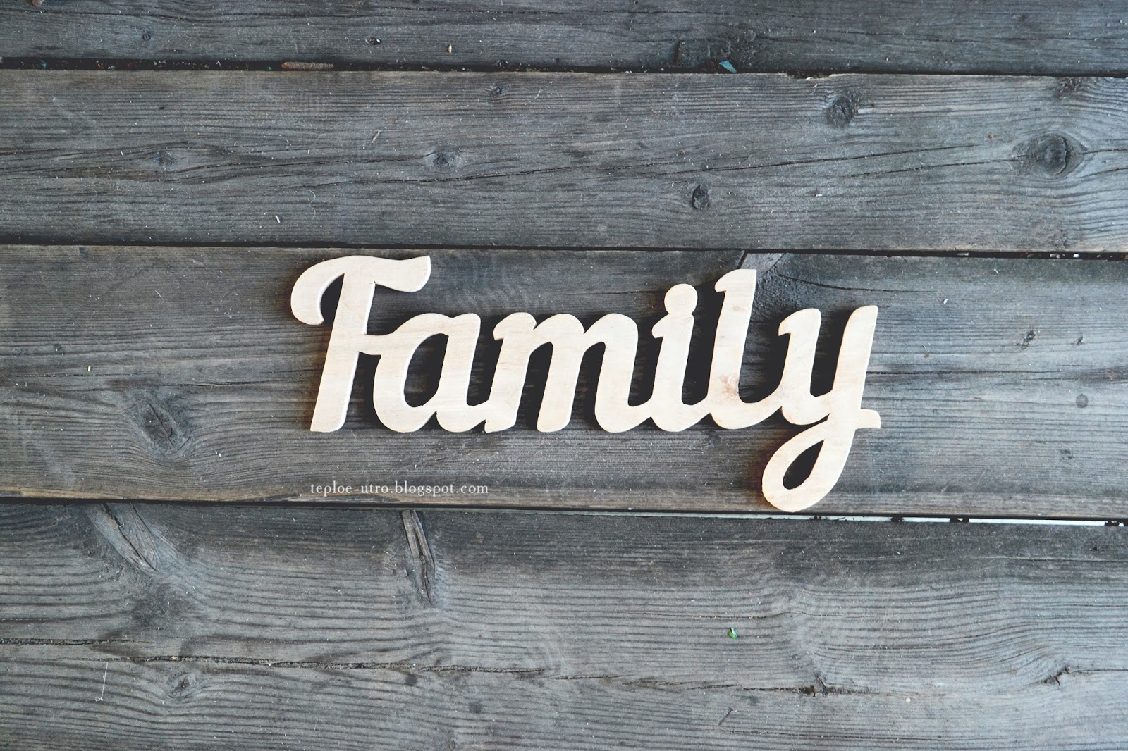 Слово семья рисунок. Family надпись. Семья слов. Семья надпись картинки. Family надпись красивая.