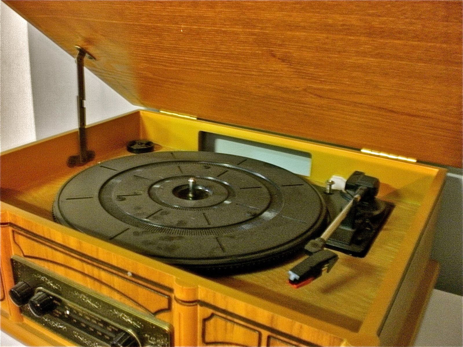 Treasure Trove of Loveable Goods: AM FM Radio & Turntable Vintage/Retro ...