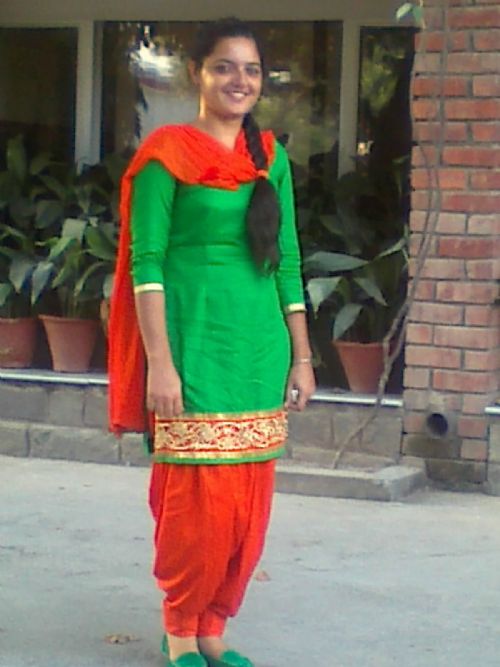 hot aunty back,hot aunty in saree,saree aunty,hot aunty in punjabi suit,sui...