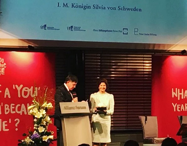 Queen Silviareceived the Theodor Wanner Award at the Allianz Forum in Berlin. Minister Sigmar Gabriel and Ronald Graetz