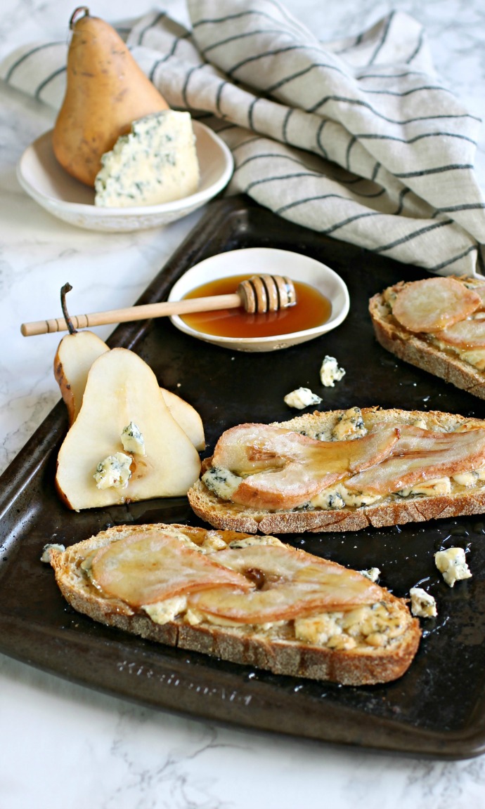 Recipe for grilled, open faced sandwiches with pears, blue cheese and honey.
