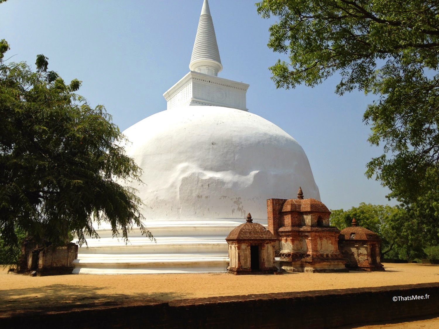 temple stuppa Sri-Lanka chaux blanche
