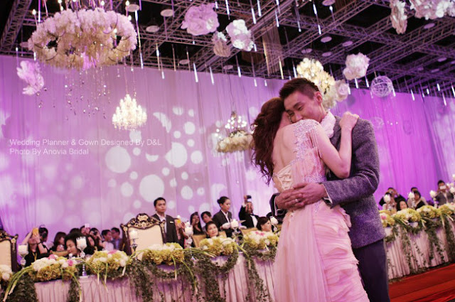 Intimate first dance by the couple. chongwei