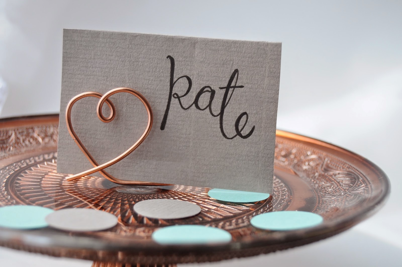 http://thecuriouslifeoflisa.blogspot.co.uk/2015/04/diy-wire-place-card-holders.html