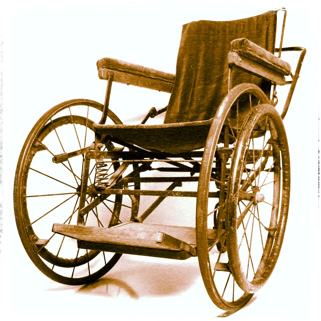 Rollstuhl NEWS: Zwei Antik- Rollstühle von Rollstuhl Shop in Wuppertal.