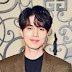 Lee Dong-wook pakai lip balm
