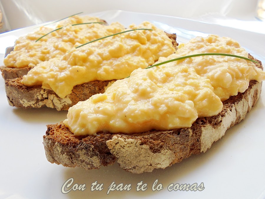 Tostas con huevos al queso