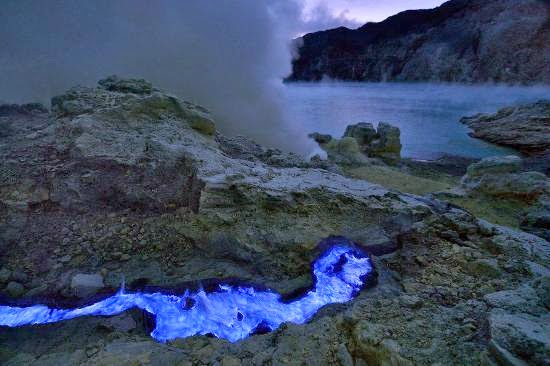 Hasil gambar untuk lava biru kawah ijen
