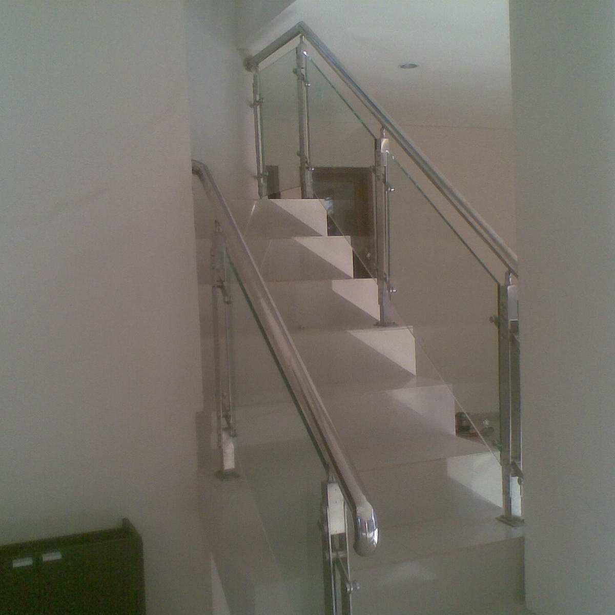 Abadi Jaya Steel Buat Railing Tangga Kaca Tempered