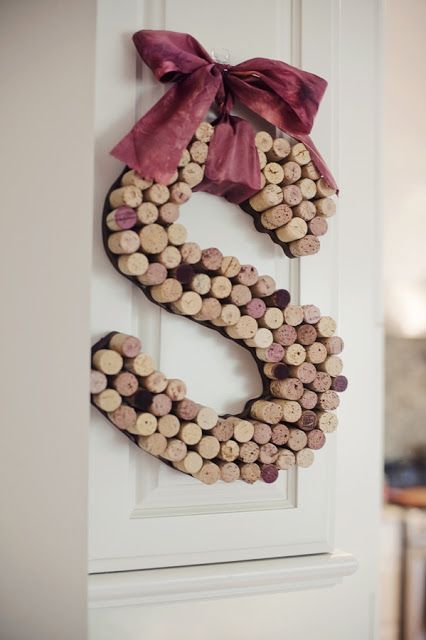 Letra decorativa con tapones de corcho