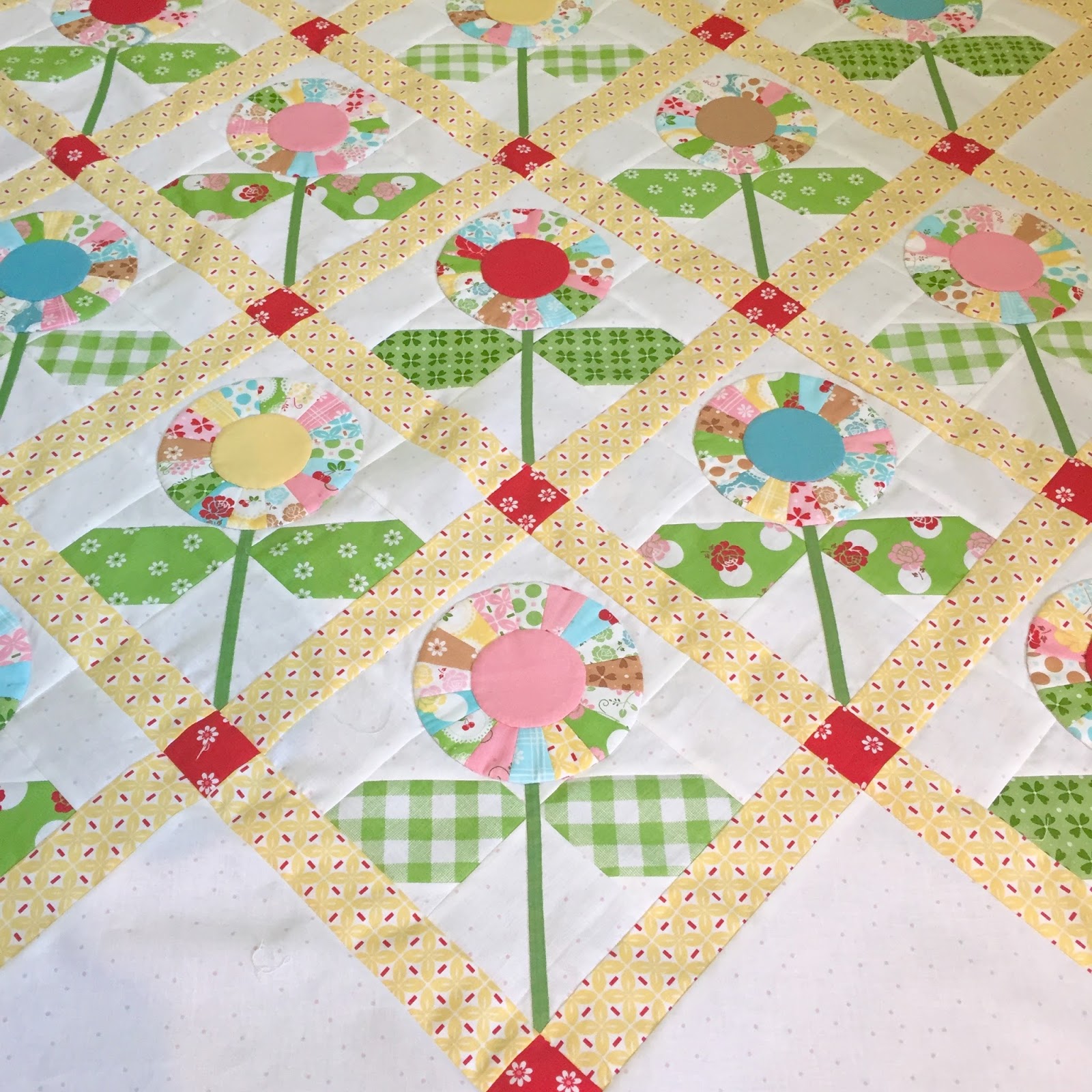 Bee In My Bonnet: Cutie Pie Flower Quilt Tutorial!