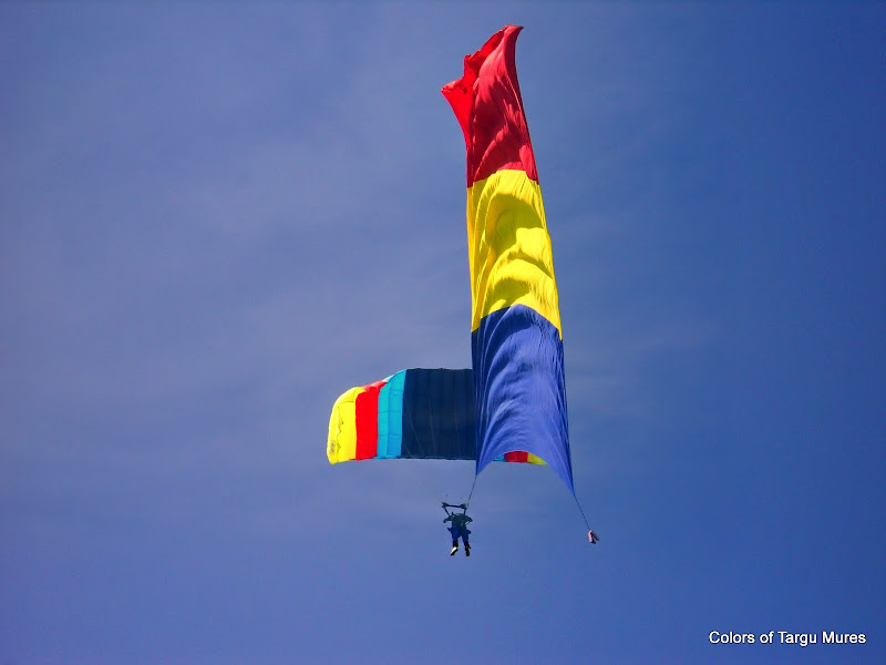  Aeroclubul Targu Mures, Targu Mures, Summer, Sky, Sky is not the limit,Parasutist zburand cu drapelul Romaniei, tricolor tg mures