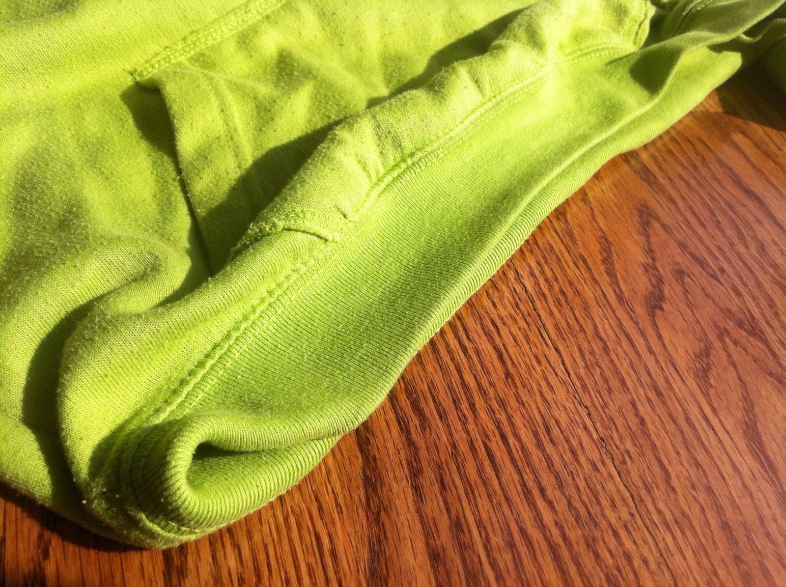 Keepin' Crafty: Sweatshirt Puppy Bed
