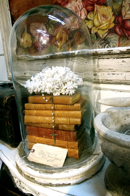 Cloche decor coral vintage books