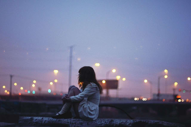 Hình ảnh cô đơn một mình ngồi buồn trống vắng vì yêu