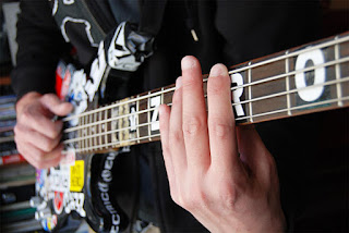 Cara Bermain Gitar Bass