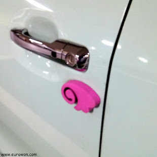 Tope rosa que protege las puertas de los coches coreanos