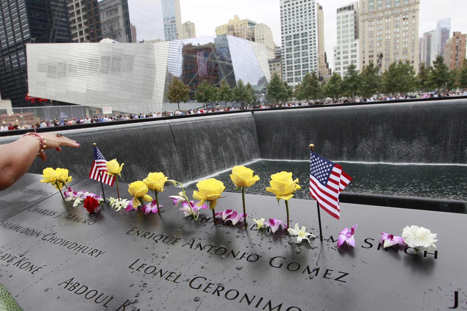 Память 9 11. Мемориал 9/11 в Нью-Йорке. Мемориал 11 сентября в Нью-Йорке. 9/11 США Memorial. Мемориал 911 в Нью-Йорке.