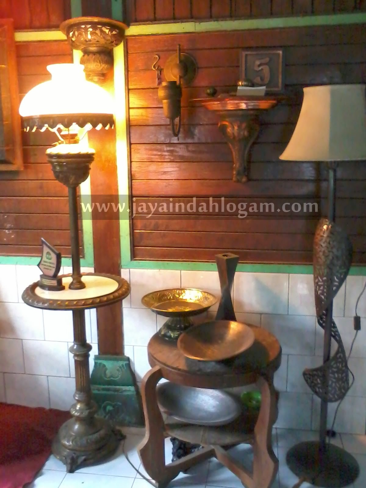 http://www.jayaindahlogam.com/2014/08/lampu-stand.html