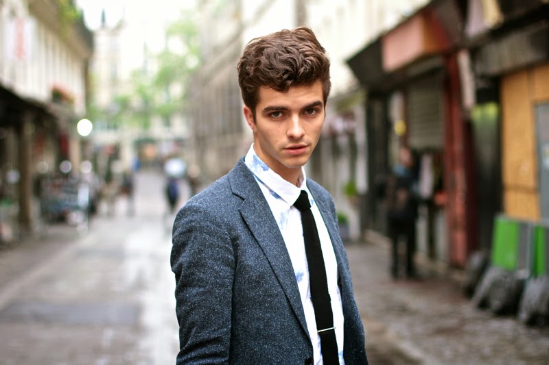 BLOG MODE HOMME PREPPY DANDY CONSEIL STYLE PARIS ELEGANCE TENDANCE JEUNE sandro blazer - givenchy bag sac messenger dries van noten scarf écharpe brodée churrch's shoes richelieu blog mode homme